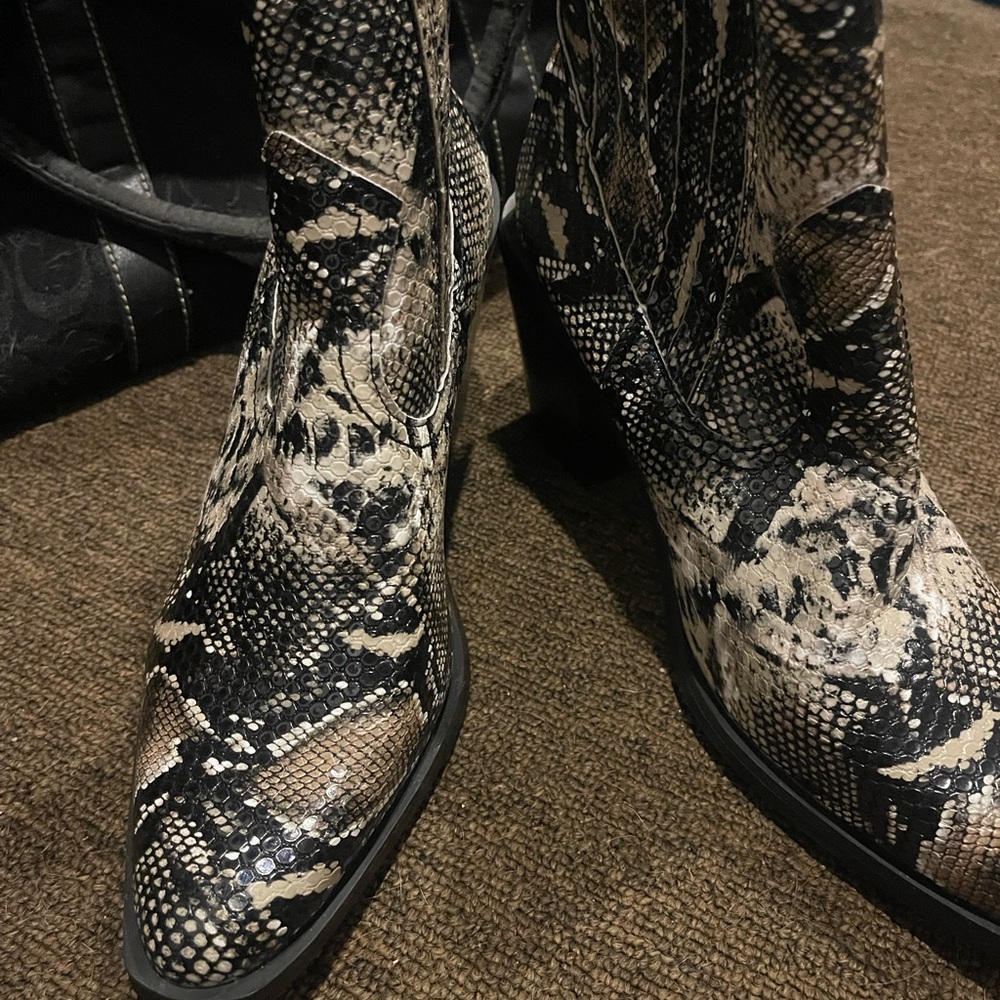 Seven heeled boots sized 7 1/2